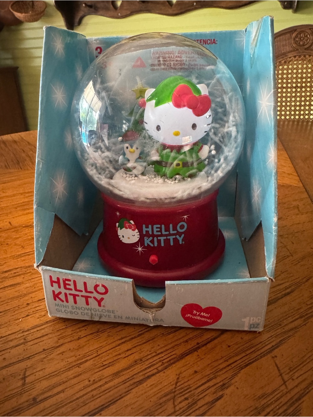 Christmas Hello Kitty Waterless Musical Snow Globe with Lights by Gemmy (2012) –